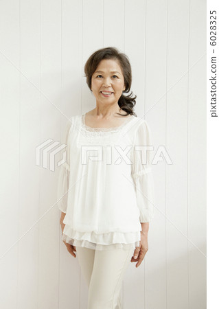 A smiling woman 6028325