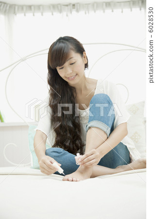 婦女畫指甲油 6028530