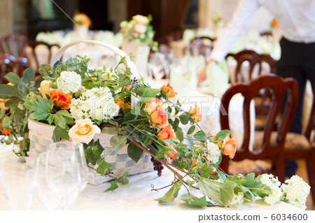 Party venue and waiter 6034600