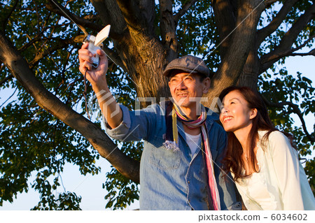 Senior couple taking pictures 6034602