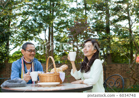 Senior couple who talks at the cafe 6034748