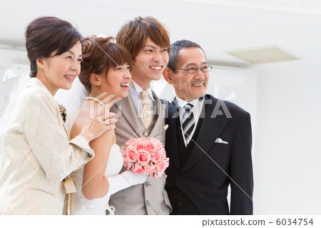 Family photos at the wedding ceremony 6034754
