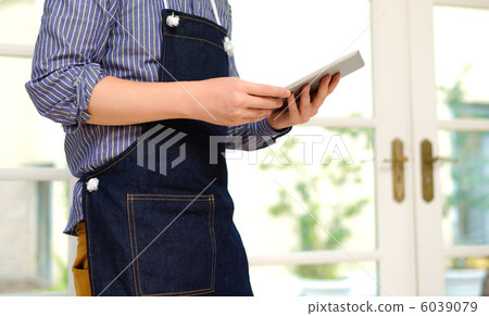 Clerk with tablet 6039079