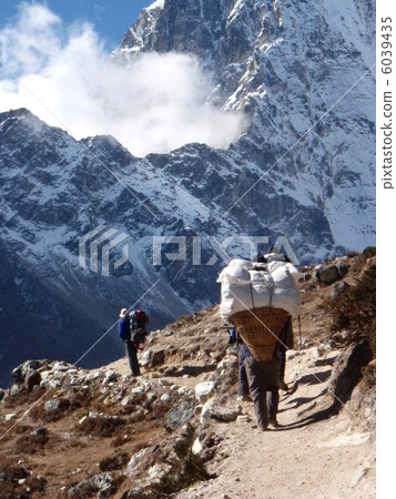 Porter of the Everest Road 6039435