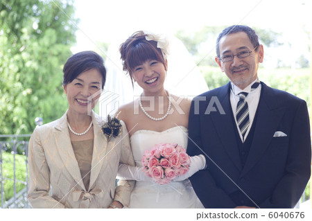 Bride and parents Bride and parents 6040676