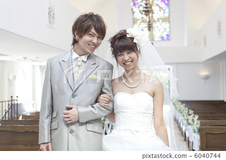 The bride and the bridegroom who stand on the altar 6040744