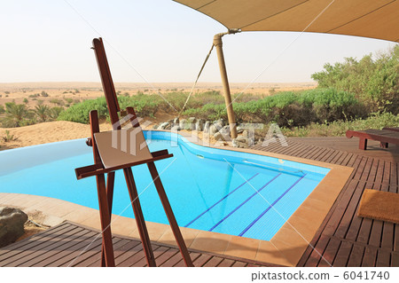 我們在沙漠中的一家酒店畫畫吧 6041740