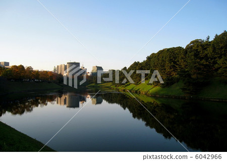 "The silence of the Sakurada moat)" (Tokyo, the Imperial Palace) 6042966