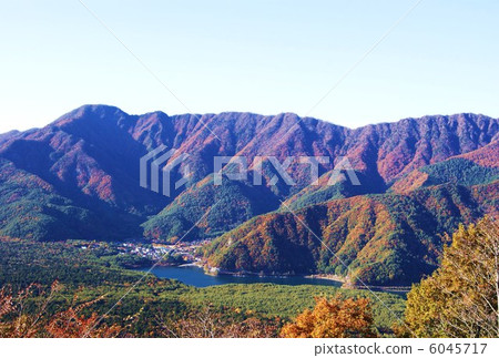 Autumn scenery · Autumnal leaves of mountains and lakes like jade in West Lake · Empty space Oyabe position Autumn scenery · Autumnal leaves of mountains and lakes like jade in West Lake · Empty space Oyabe position 6045717