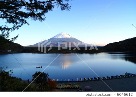 日本的風景·雪冠擁抱清爽的湖泊富士Fullscape·橫向位置 6046612