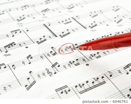 用紅筆標記的活頁樂譜 6046761