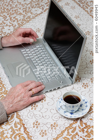 Senior Senior 6049945