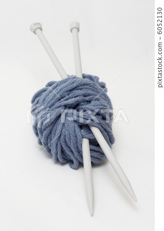 Yarn and knitting needles 6052130
