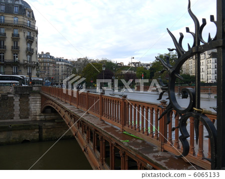 The bridge of the Seine The bridge of the Seine 6065133