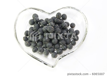 Healthy food · · Black heart beans on a heart-shaped transparent dish · Bird's eye view upside-down position 6065887