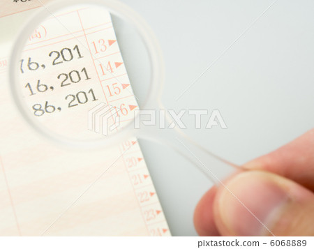 用放大鏡擴大銀行存款存摺 6068889