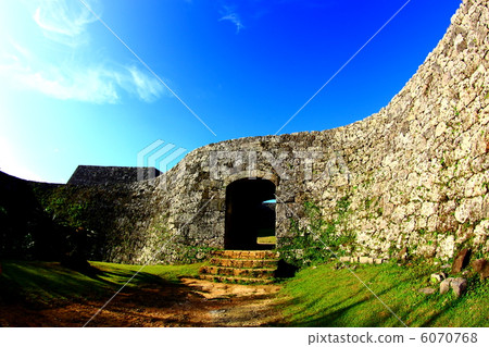 海邊城堡在沖繩縣Yomitan村莊 6070768