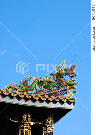 Yokohama Chinatown Kokin Temple's roof dragon 6071048