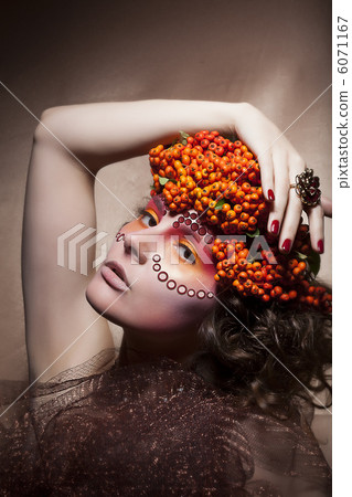 Rowan berry - autumn wreath. Retro style. Beauty woman face 6071167