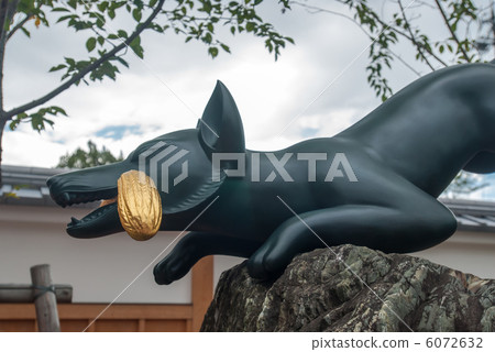 Fushimi Inari Taisha Shrine statue of white fox 6072632