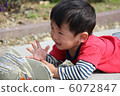 一個摔倒哭泣的男孩 6072847