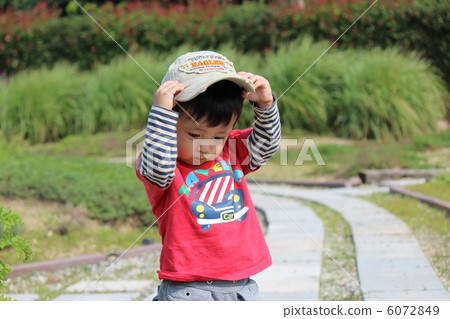 一個男孩抱著他的頭 6072849