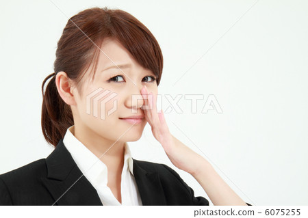 悶鼻子的女商人 6075255