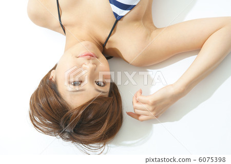 游泳衣的一個少婦 游泳衣的一個少婦 6075398
