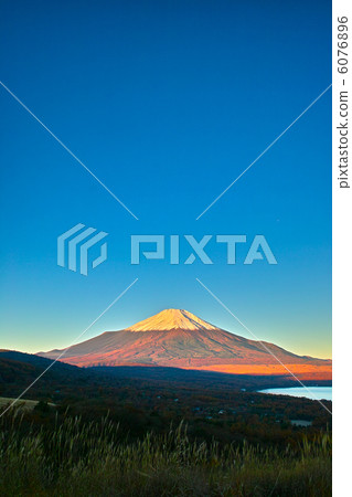 富士山在早晨的陽光下 6076896