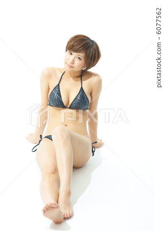 A young woman in a bathing suit 6077562