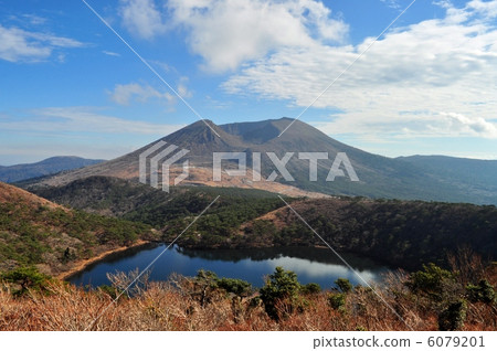 Kirishimayama system Shiratoriyama Desired Korean mountain (from the mountains) and white purple pond (autumn: the end of November) Kirishimayama system Shiratoriyama Desired Korean mountain (from the mountains) and white purple pond (autumn: the end of November) 6079201