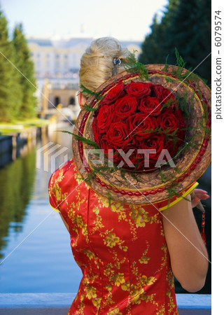 Blond girl with a bouquet of red roses Blond girl with a bouquet of red roses 6079574