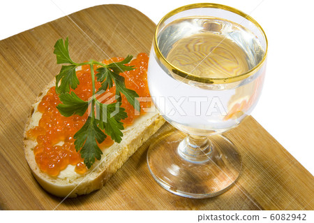 caviar and vodka 6082942