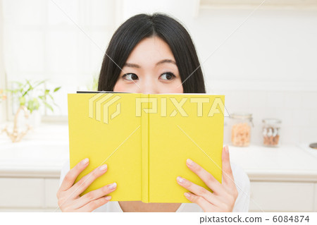讀一本書的婦女在廚房裡 6084874