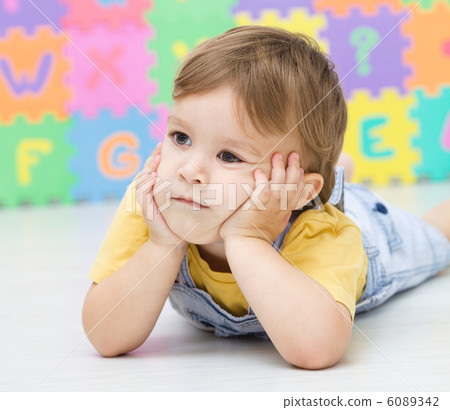 Portrait of a little boy 6089342