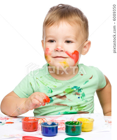 Little boy is playing with paints Little boy is playing with paints 6089350