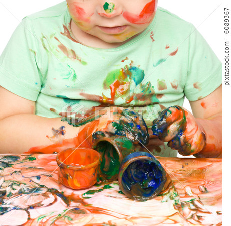 Little boy is playing with paints 6089367