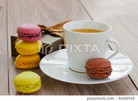 cup of coffee with gift box 6089540