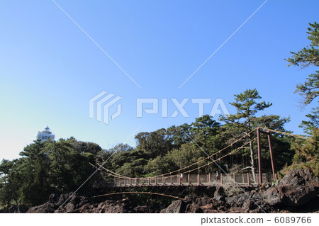 在Shiogasaki海岸的Kadogaki吊橋 6089766