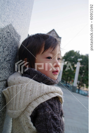 傾斜對牆壁的孩子 傾斜對牆壁的孩子 6091592