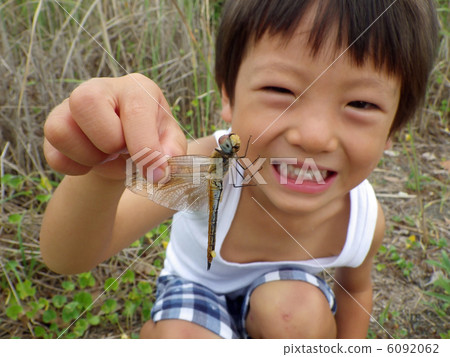 孩子捕獲蜻蜓 6092062
