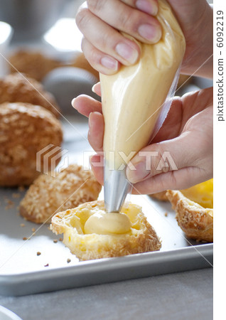 Make a cream puff 6092219