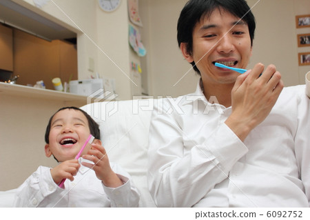 Papa and a child tooth brushing 6092752