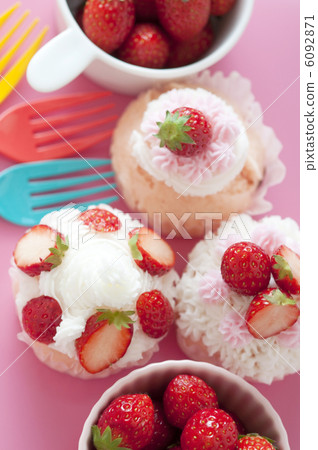 Strawberry cupcakes 6092871