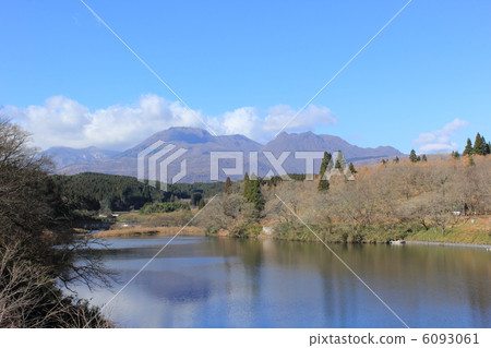 Kuju Ridge Mountains and Nagayu Dam in early winter 6093061