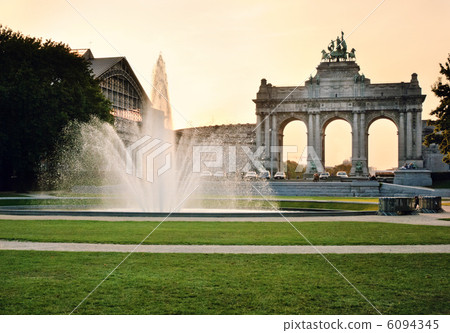 Triumph Arch in Cinquantennaire Parc in Brussels 6094345