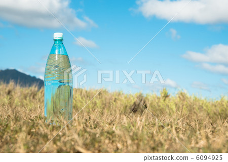 草原和礦泉水 草原和礦泉水 6094925