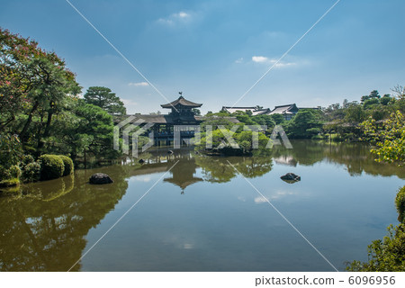 在東日本和Seo Fond池塘的平安神社Taishirakaku 在東日本和Seo Fond池塘的平安神社Taishirakaku 6096956