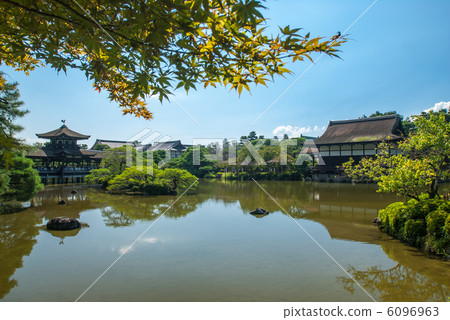 在東日本和Seo Fond池塘的平安神社Taishirakaku 6096963