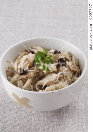 在發光的米煮熟的蘑菇米 6097797